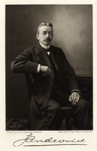 106979 Portret van prof.dr. J. de Vries, geboren 1858, hoogleraar in de wiskunde aan de Utrechtse hogeschool ...